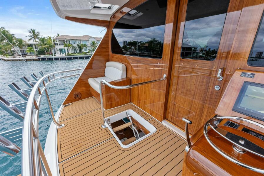 68' 2022 Viking 68 Enclosed Bridge