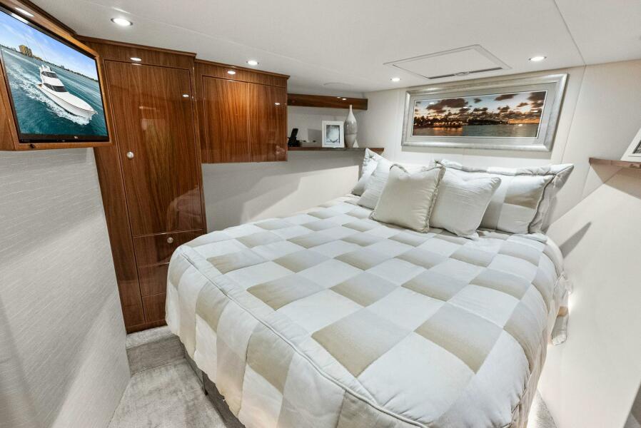 68' 2022 Viking 68 Enclosed Bridge