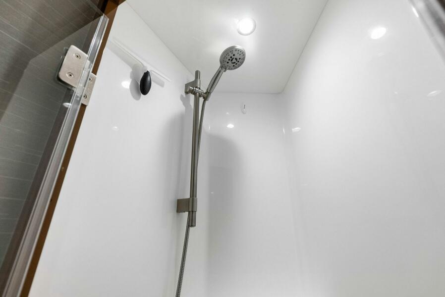 68' 2022 Viking 68 Enclosed Bridge