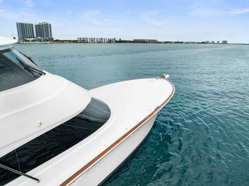 68' 2022 Viking 68 Enclosed Bridge