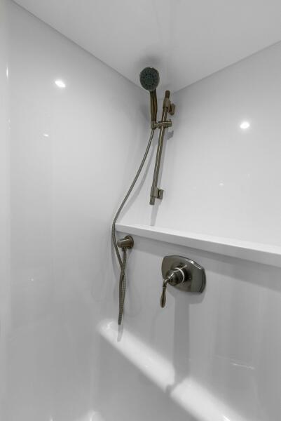 68' 2022 Viking 68 Enclosed Bridge