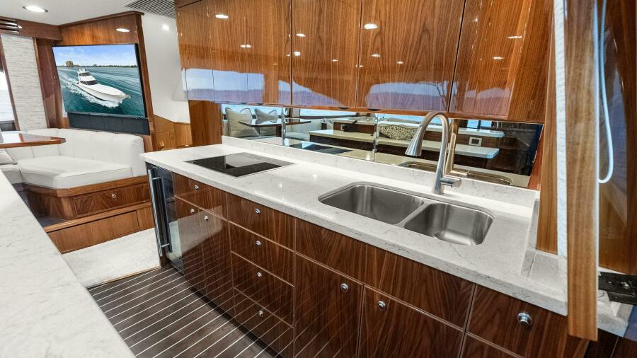 68' 2022 Viking 68 Enclosed Bridge