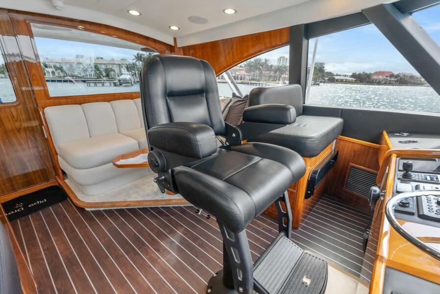 68' 2022 Viking 68 Enclosed Bridge