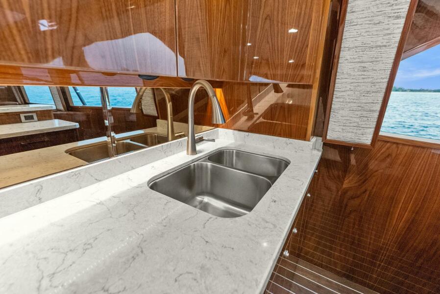 68' 2022 Viking 68 Enclosed Bridge