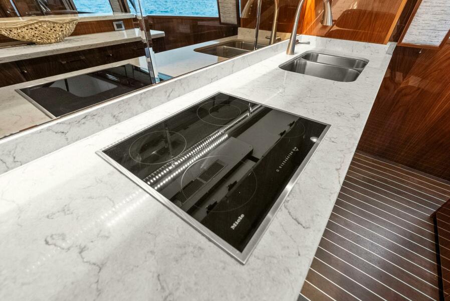 68' 2022 Viking 68 Enclosed Bridge