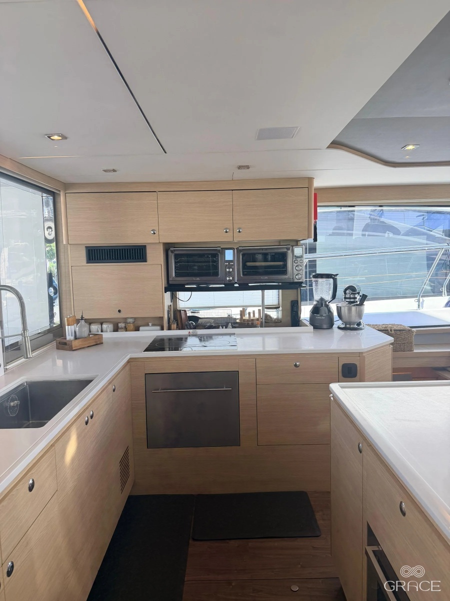 2022 Aquila 54 Yacht