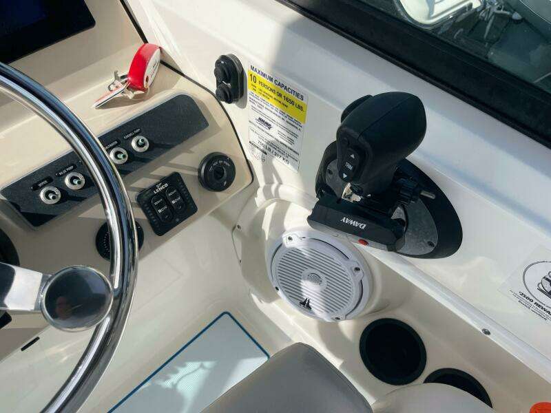 23ft Boston Whaler Yacht For Sale