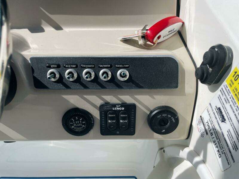 23ft Boston Whaler Yacht For Sale