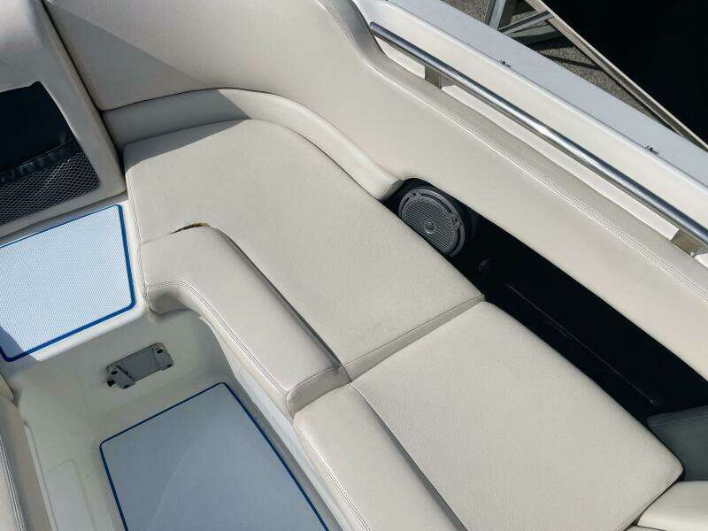 23ft Boston Whaler Yacht For Sale