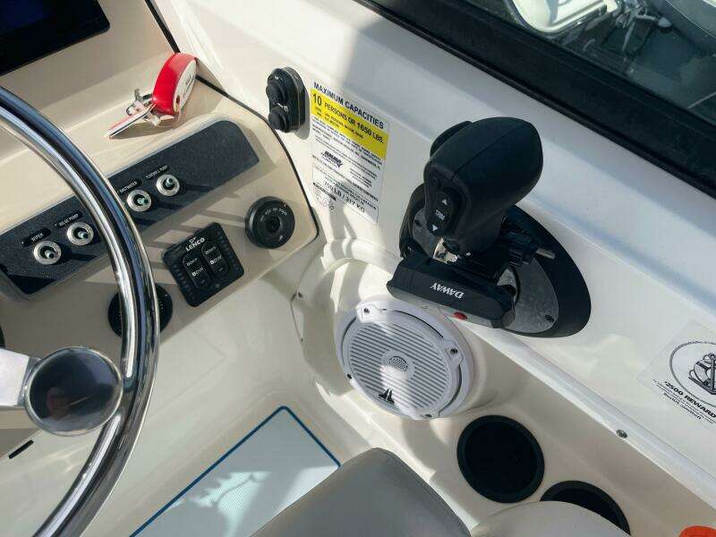 23ft Boston Whaler Yacht For Sale