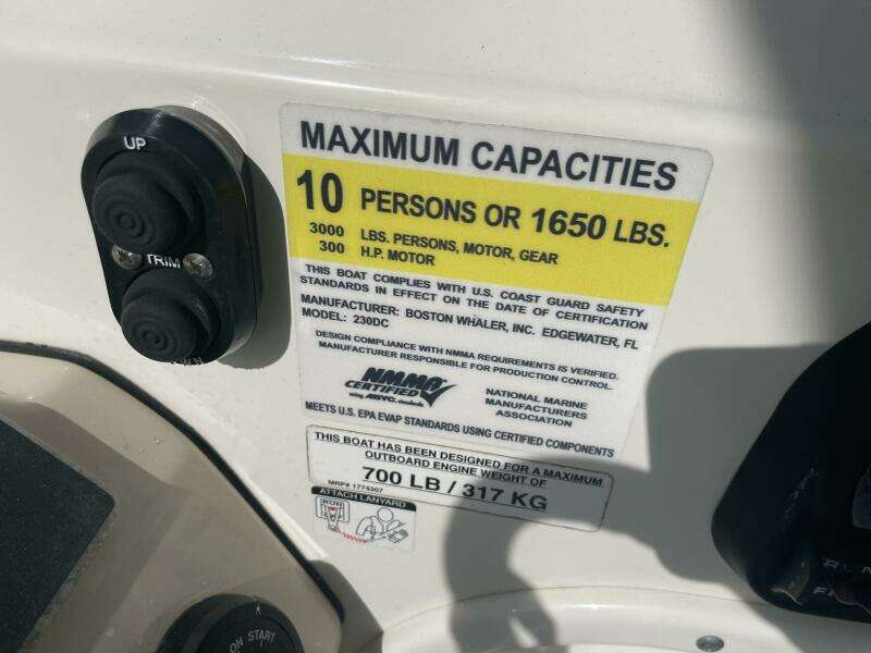 23ft Boston Whaler Yacht For Sale