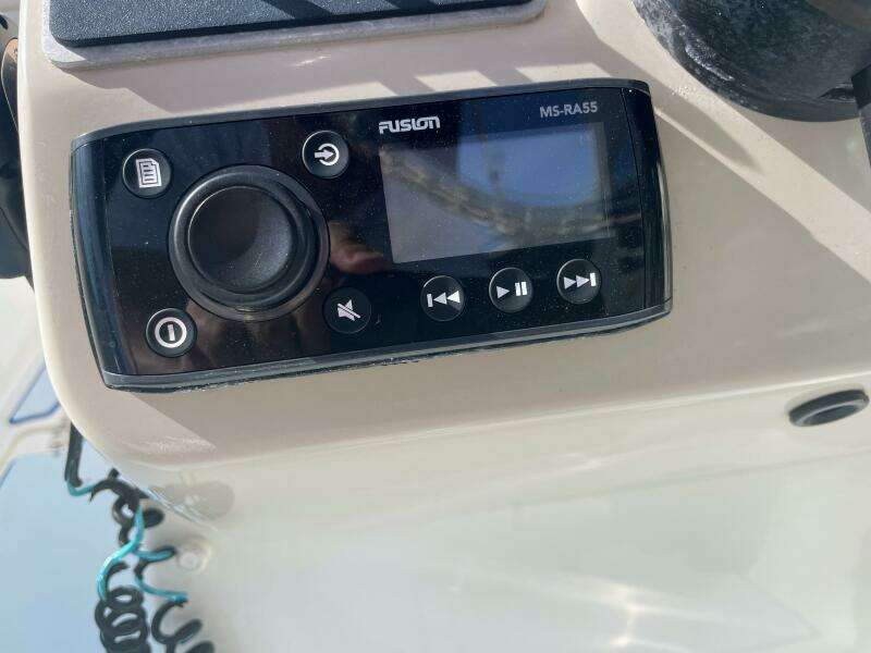 23ft Boston Whaler Yacht For Sale