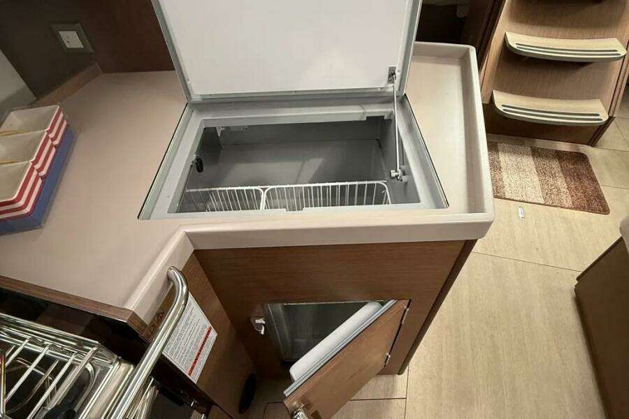 Disconnect 40ft Beneteau Yacht For Sale