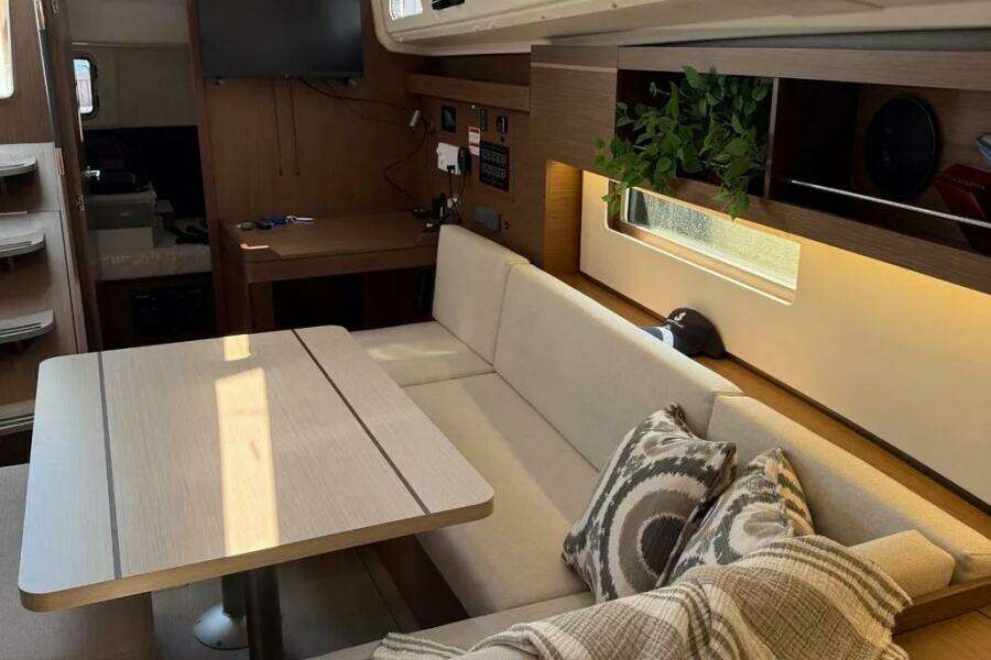 Disconnect 40ft Beneteau Yacht For Sale