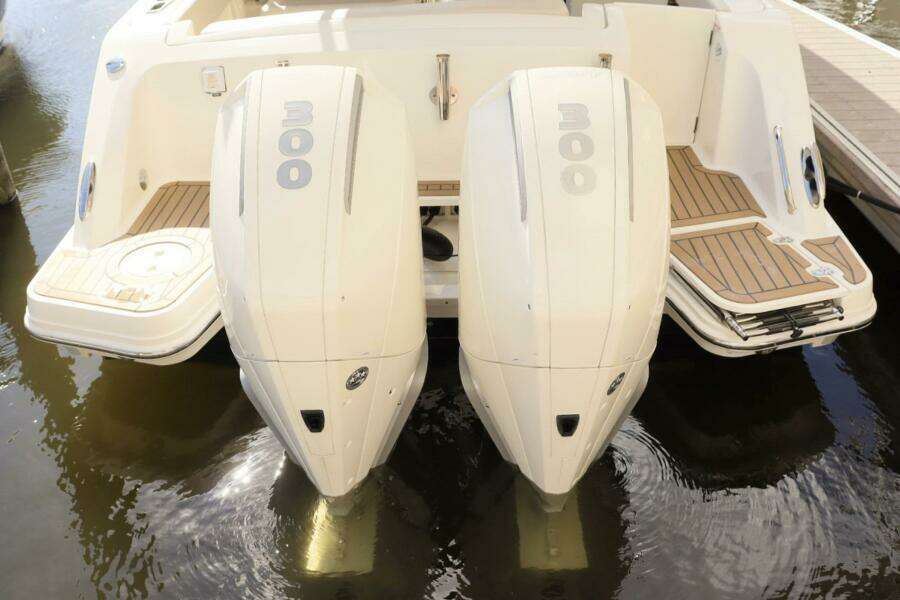 32ft Boston Whaler Yacht For Sale