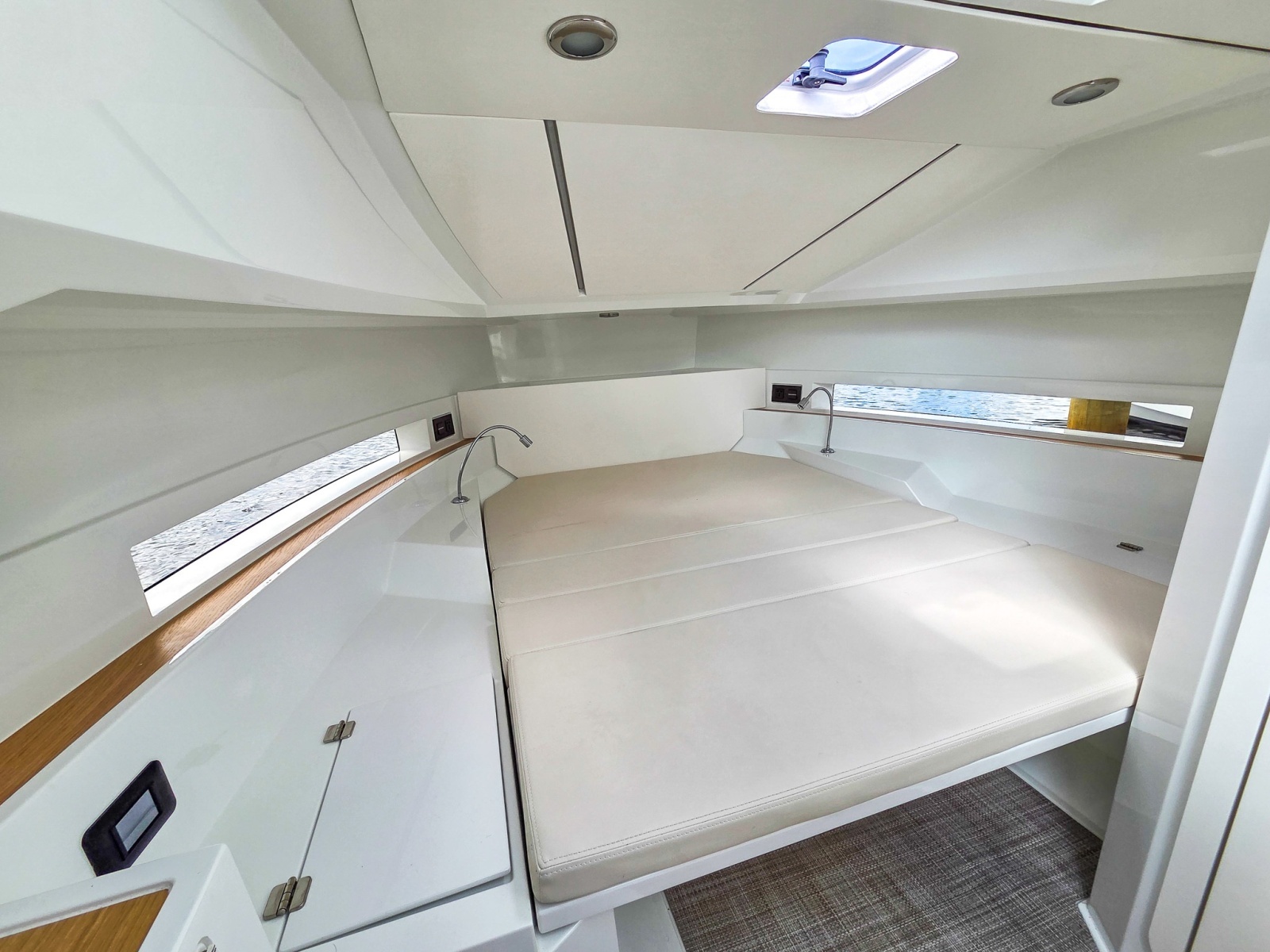 32ft De Antonio Yacht For Sale