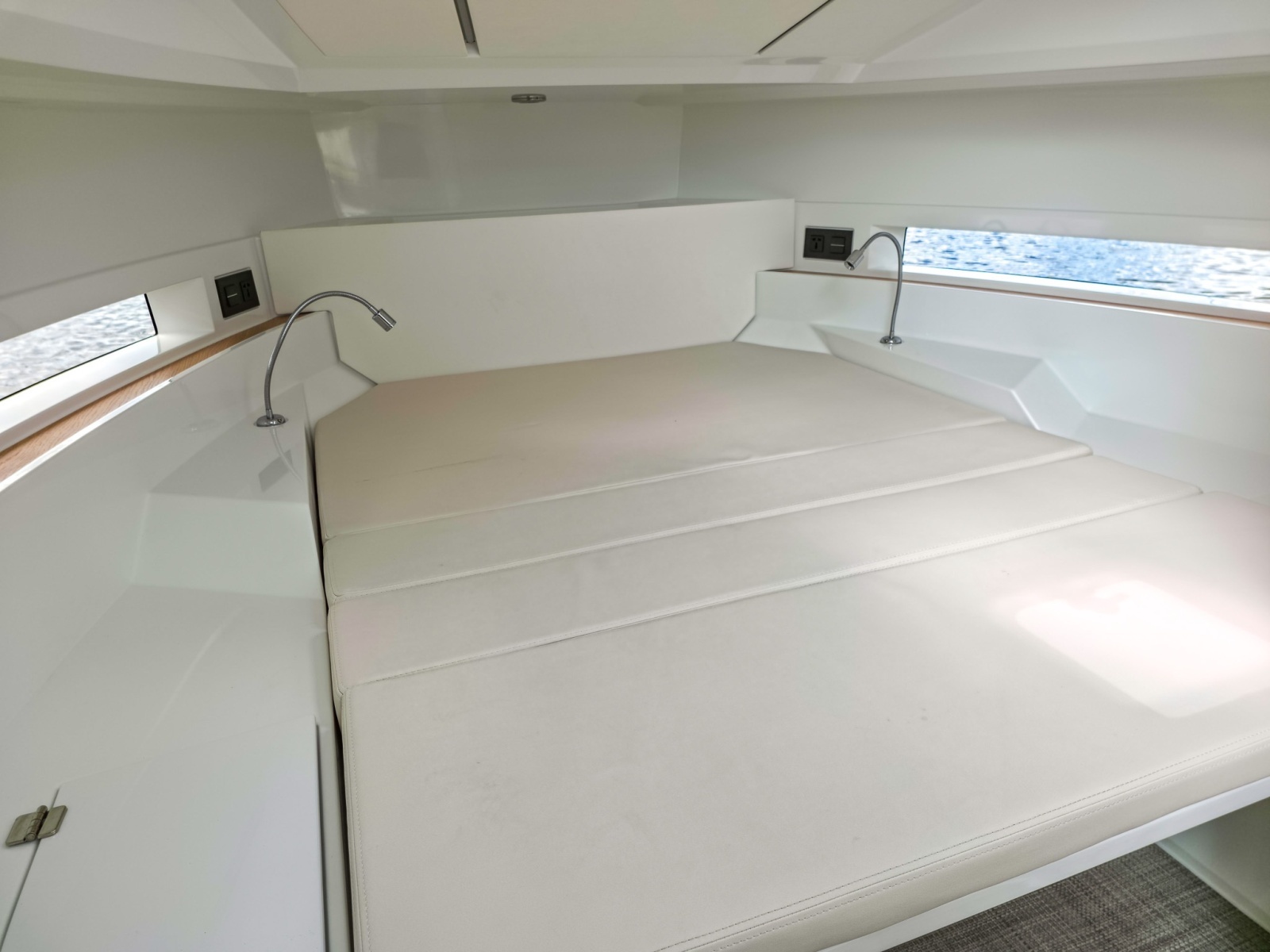 32ft De Antonio Yacht For Sale