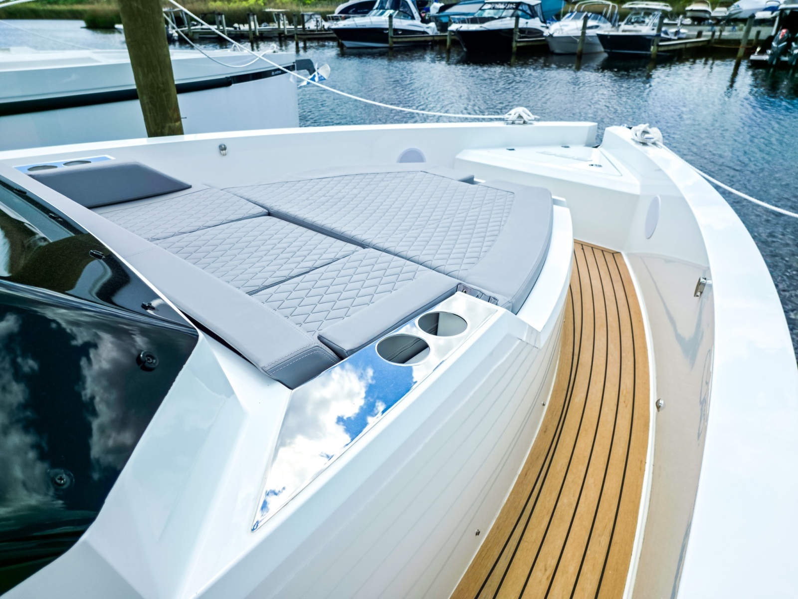 32ft De Antonio Yacht For Sale