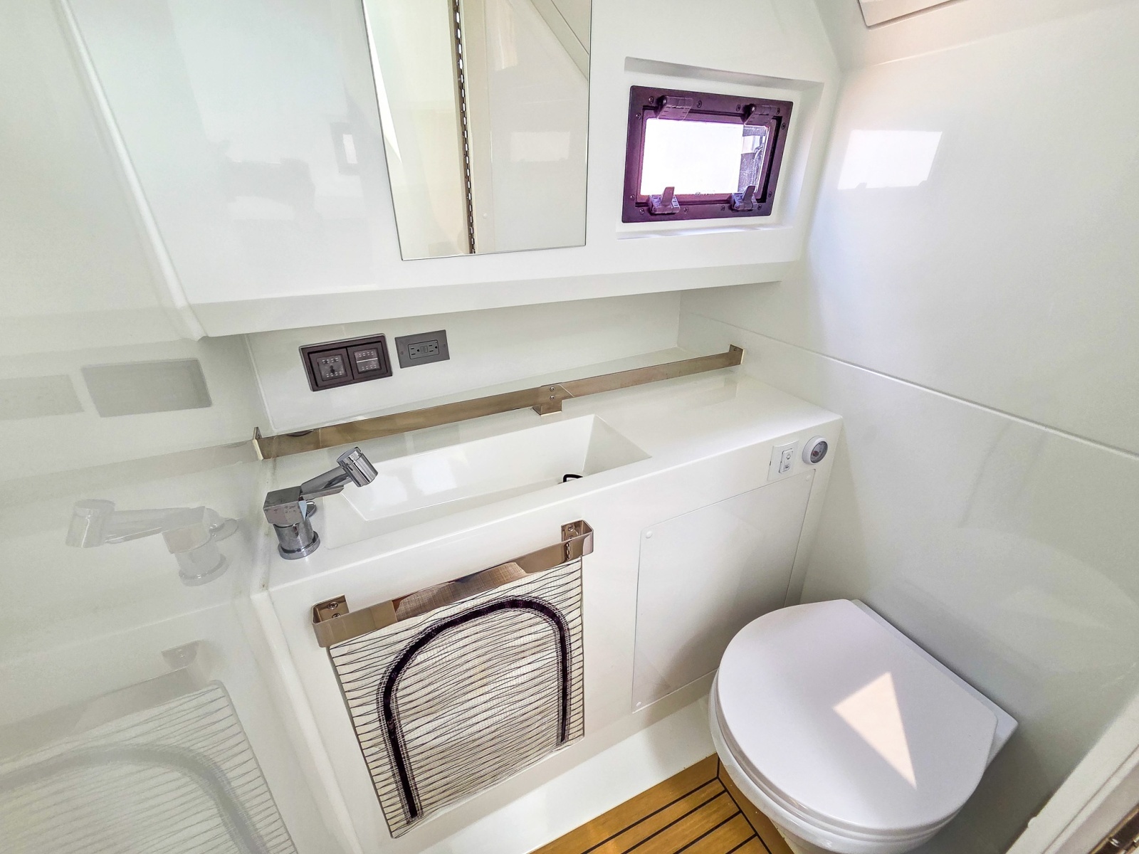 32ft De Antonio Yacht For Sale