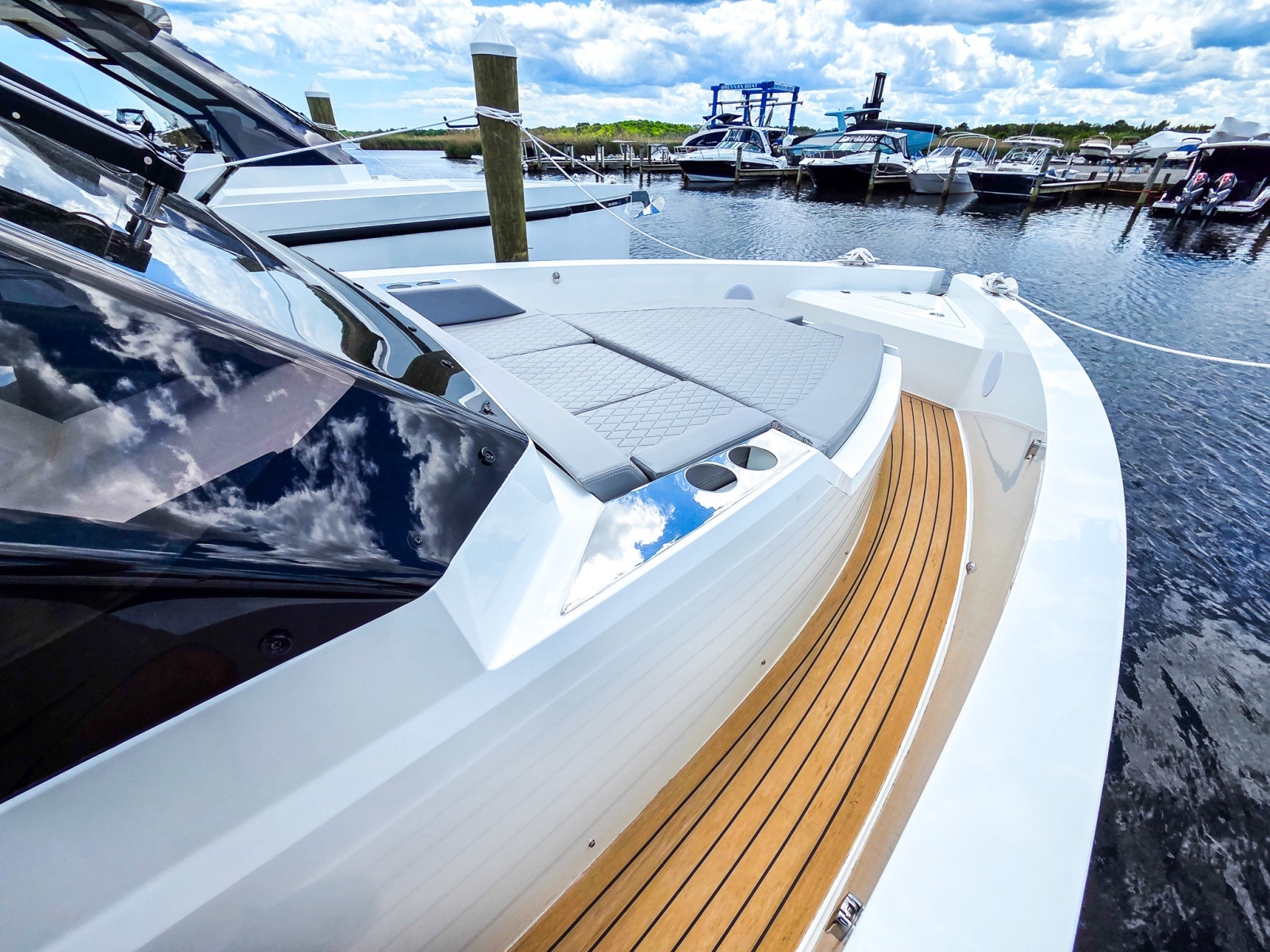 32ft De Antonio Yacht For Sale