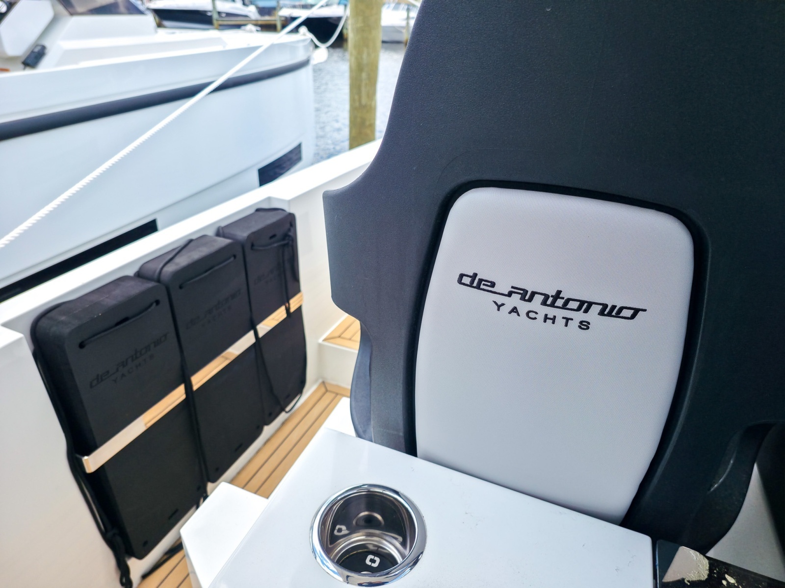32ft De Antonio Yacht For Sale