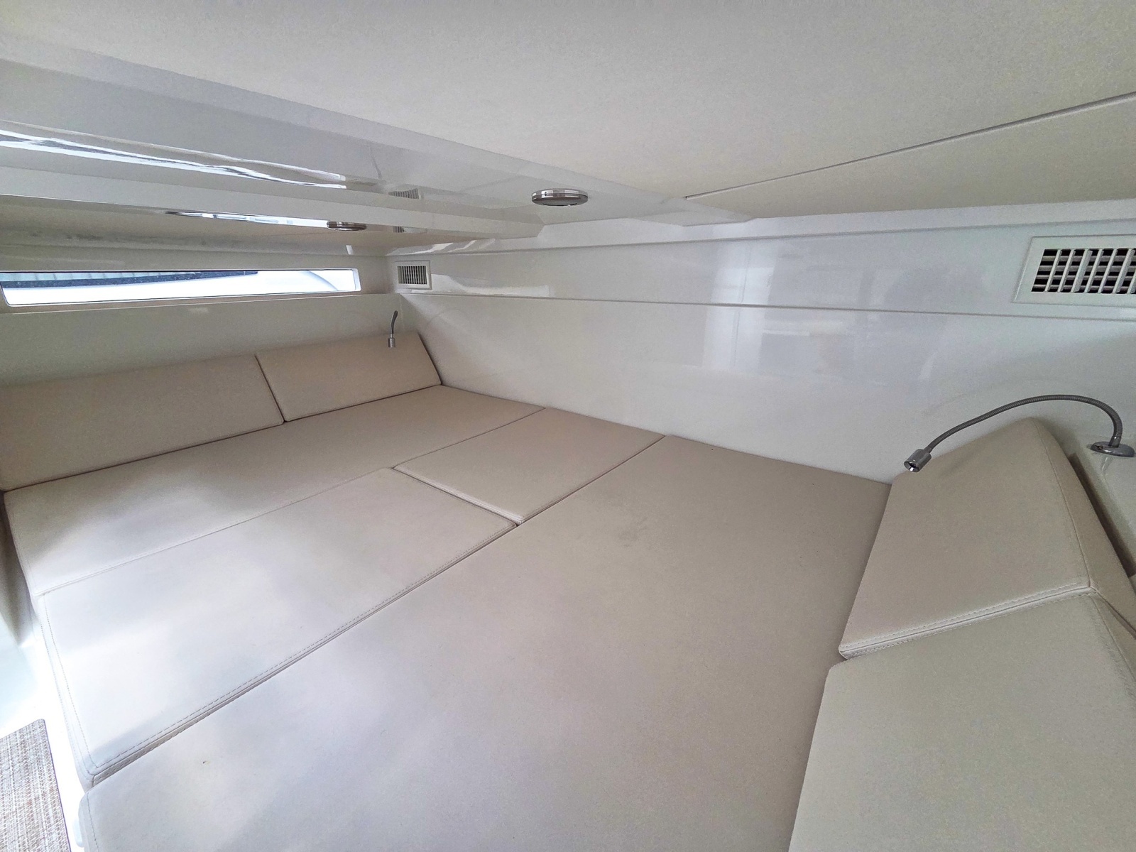 32ft De Antonio Yacht For Sale