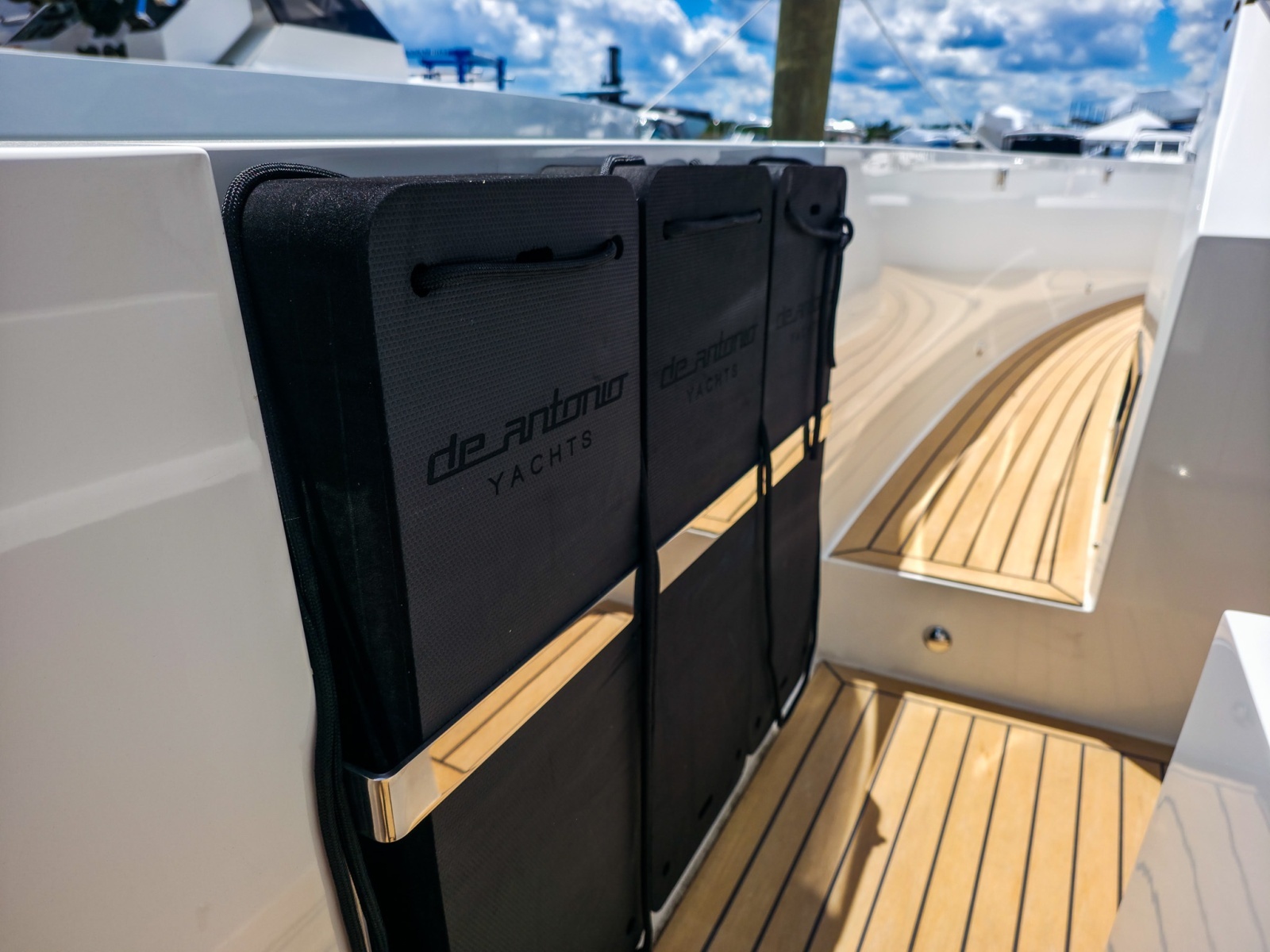32ft De Antonio Yacht For Sale