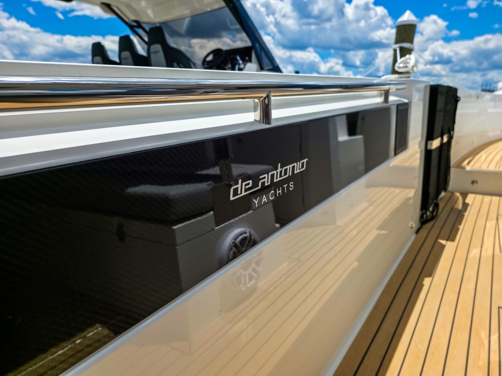 32ft De Antonio Yacht For Sale