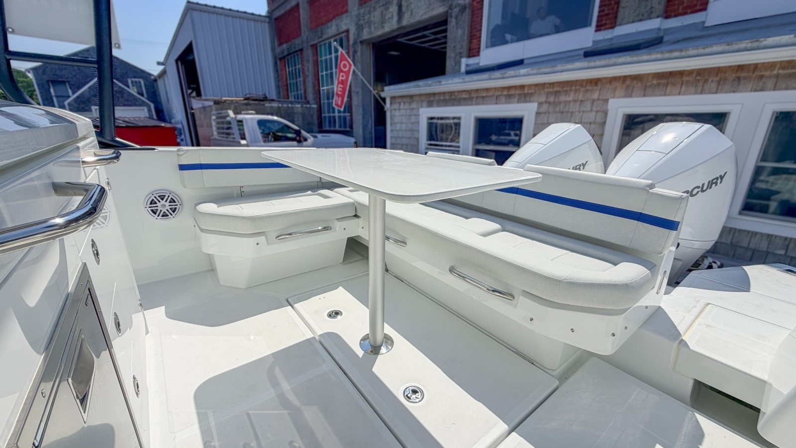 2027 Wellcraft 28 T-Top