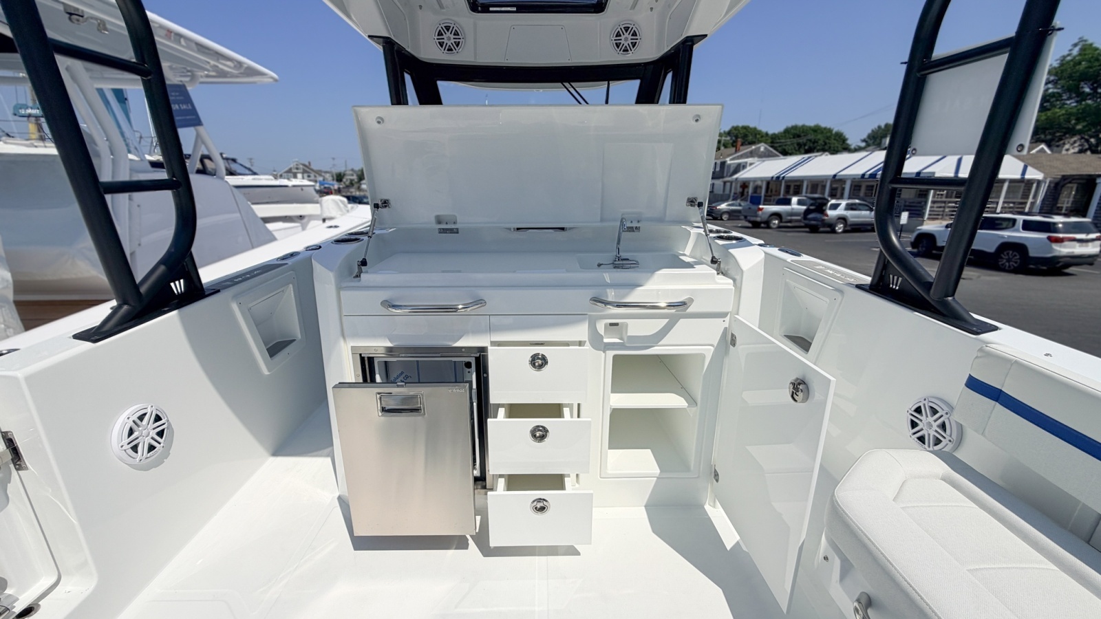 2027 Wellcraft 28 T-Top