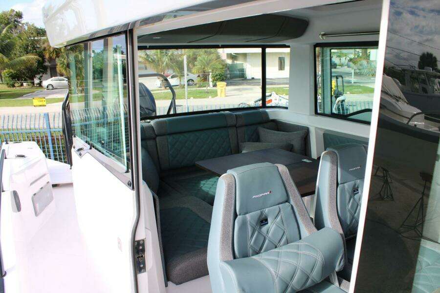 Enclosed Helm & Dinette