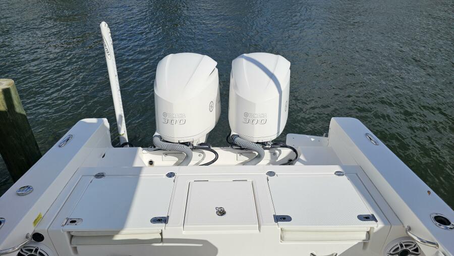 27' 2021 Everglades 273CC