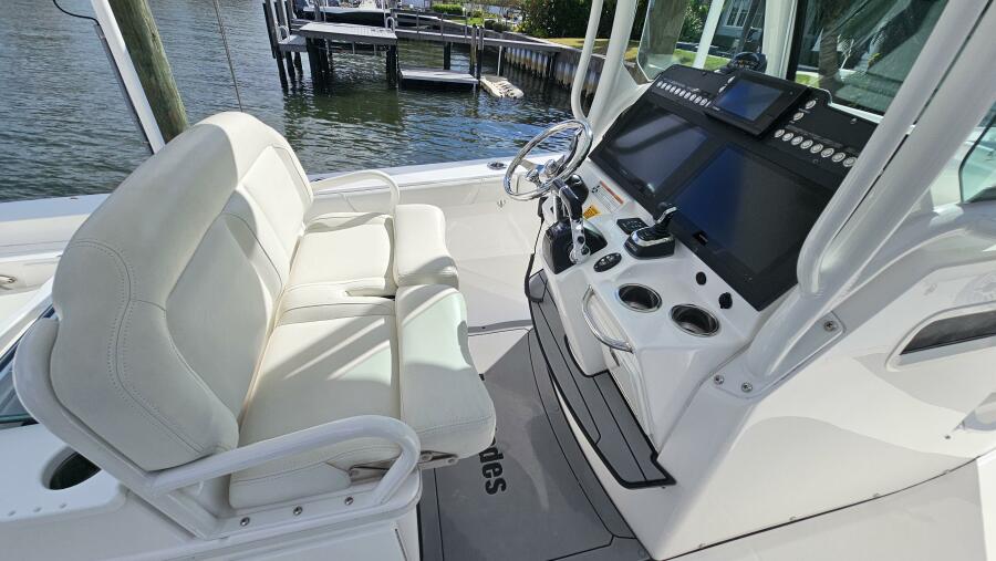 27' 2021 Everglades 273CC