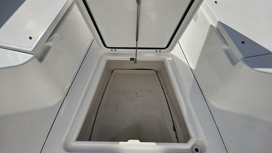 27' 2021 Everglades 273CC