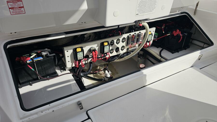 27' 2021 Everglades 273CC