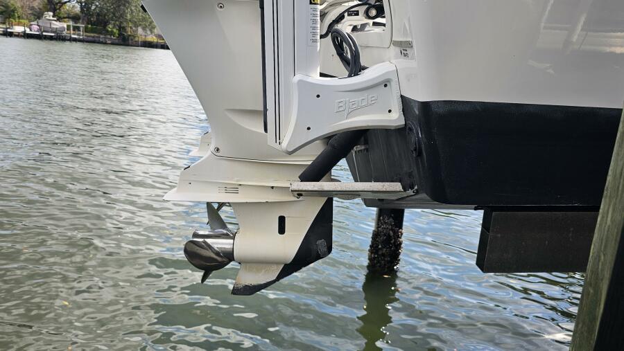 27' 2021 Everglades 273CC