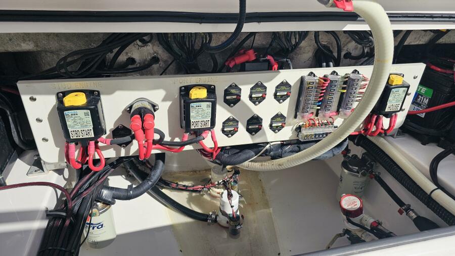 27' 2021 Everglades 273CC