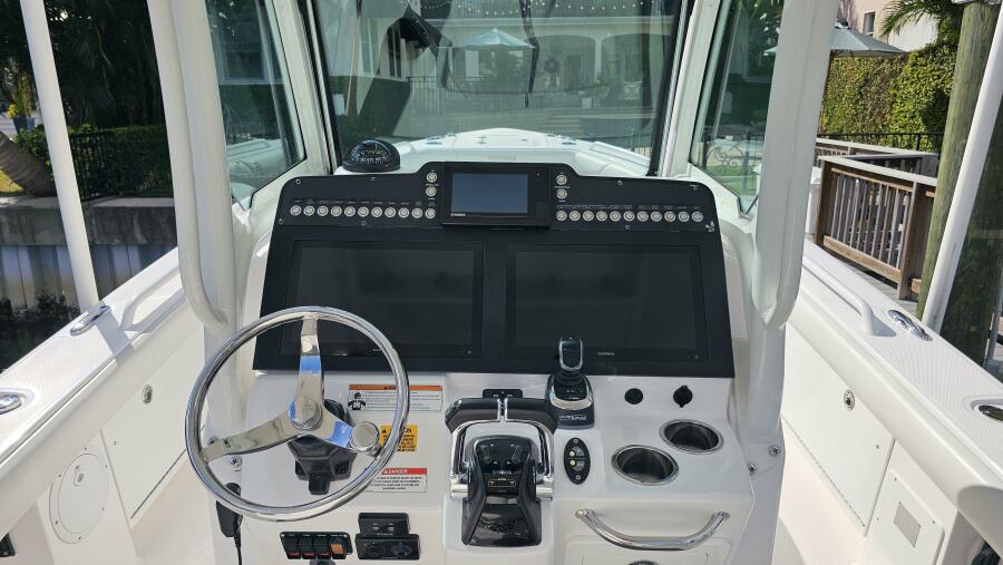 27' 2021 Everglades 273CC