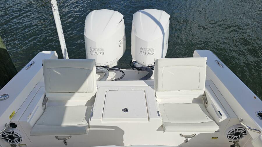 27' 2021 Everglades 273CC