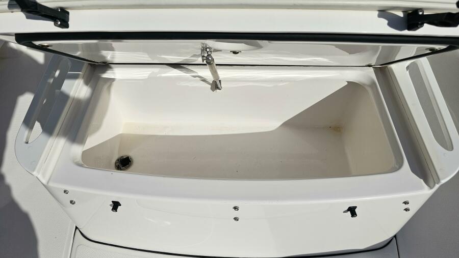 27' 2021 Everglades 273CC