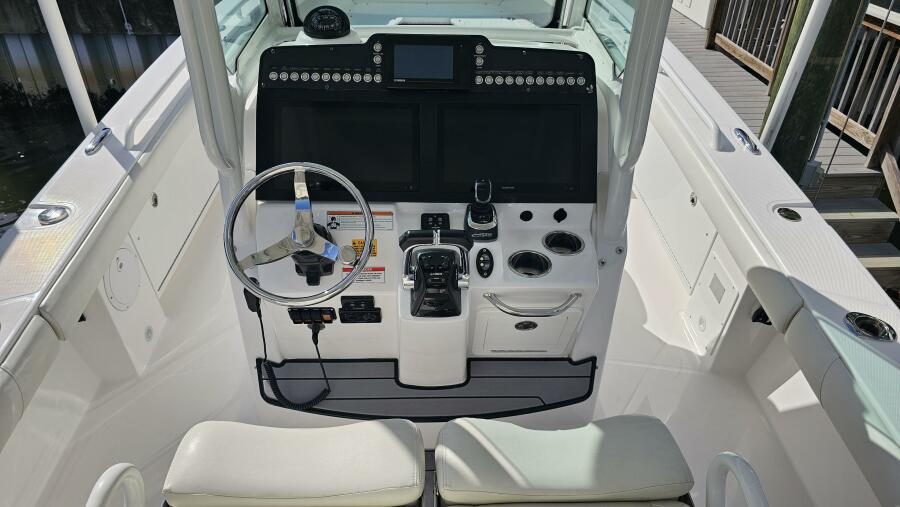 27' 2021 Everglades 273CC