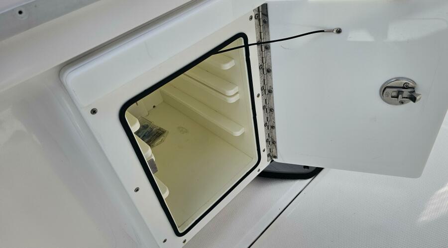 27' 2021 Everglades 273CC