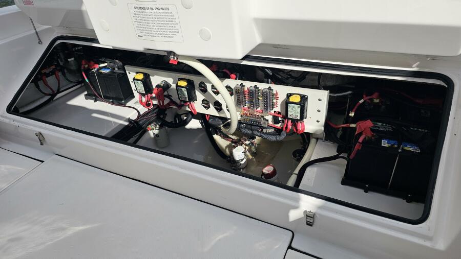 27' 2021 Everglades 273CC