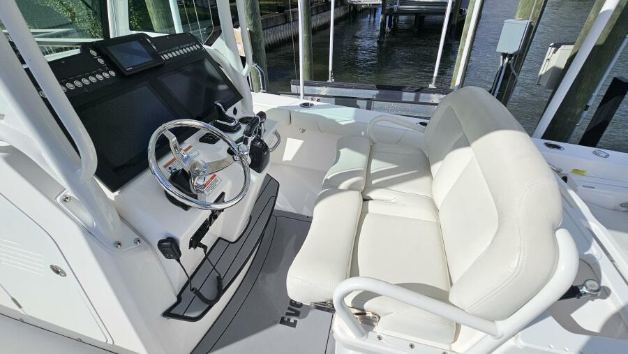 27' 2021 Everglades 273CC