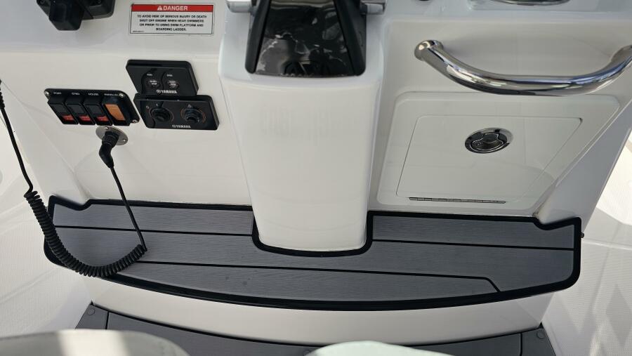 27' 2021 Everglades 273CC