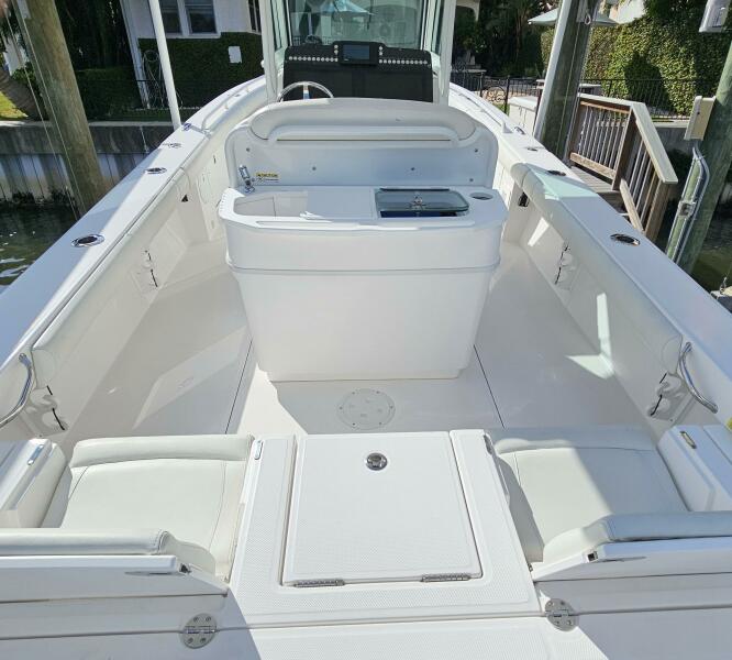 27' 2021 Everglades 273CC