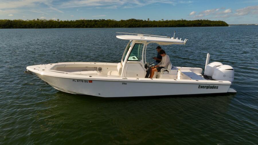 27' 2021 Everglades 273CC