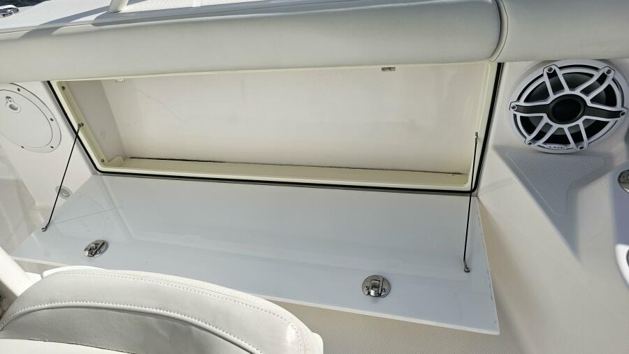 27' 2021 Everglades 273CC