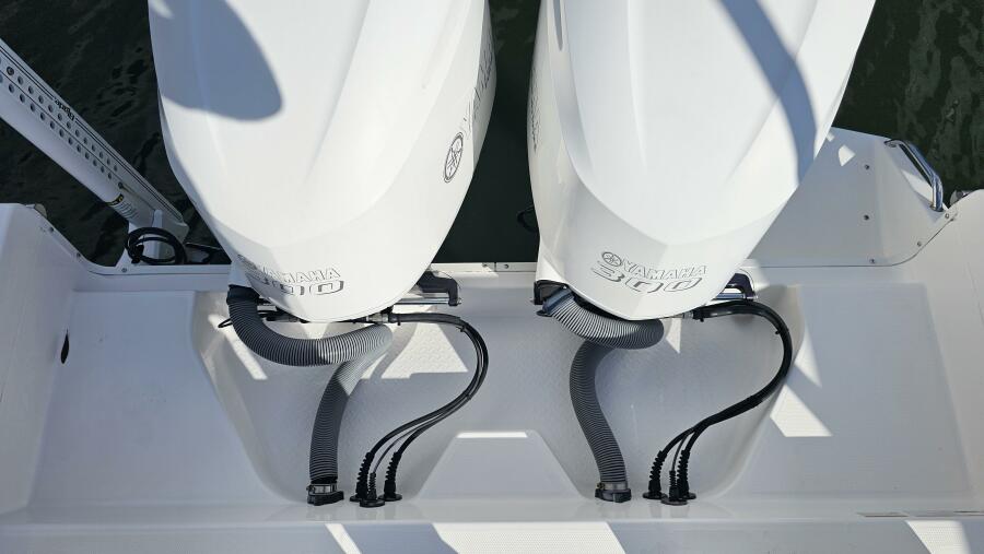 27' 2021 Everglades 273CC