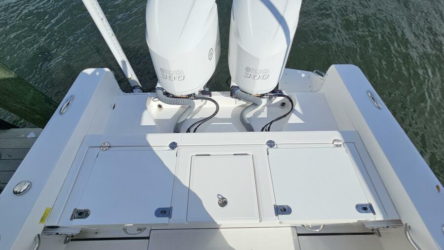 27' 2021 Everglades 273CC